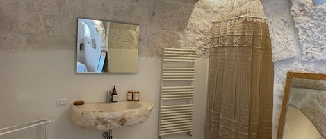 Douche, séchoir à cheveux, bidet, serviettes fournies
