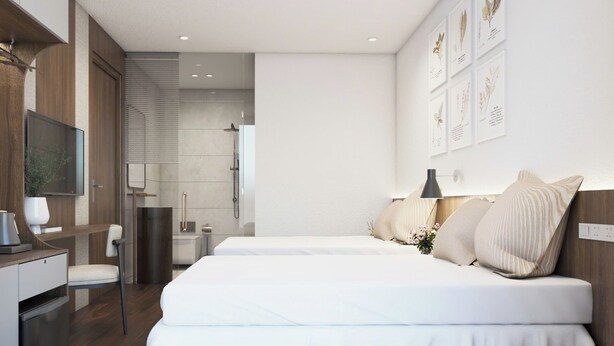 Un dormitorio moderno con una cama grande, mesitas de noche, televisión y zona de ducha.