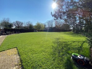Property grounds - Pools Cottage - The Farmhouse (Kenilworth, Warwickshire)