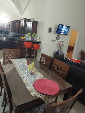 Dining - Luxurious 3-Bedroom House in Ocho Rios with Private Entrance (Ocho Rios)