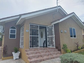 Exterior - Luxurious 3-Bedroom House in Ocho Rios with Private Entrance (Ocho Rios)