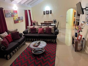 TV - Luxurious 3-Bedroom House in Ocho Rios with Private Entrance (Ocho Rios)