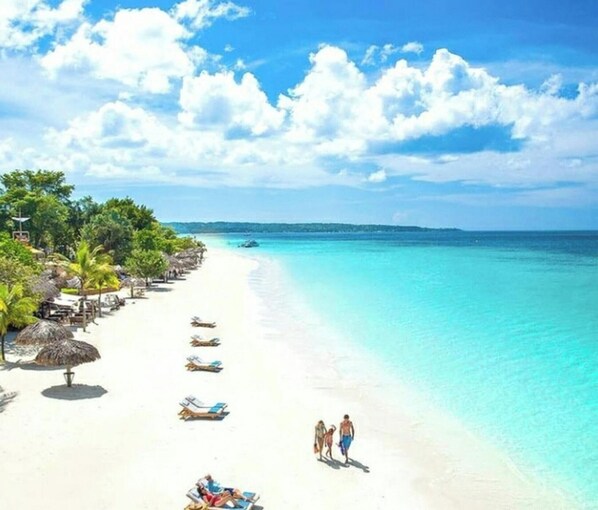 Beach - Luxurious 3-Bedroom House in Ocho Rios with Private Entrance (Ocho Rios)