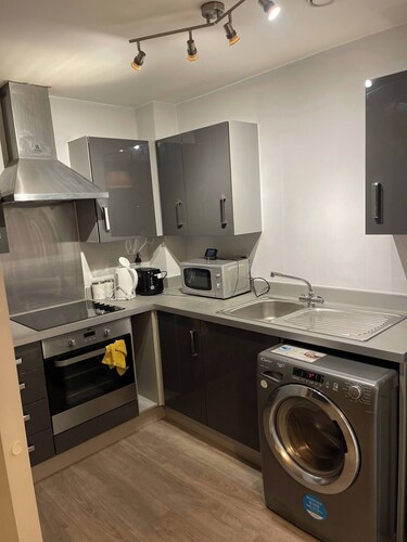 Cozy en-suite Room in a 2bedrm Aprt w FastWiFi, Free Parking