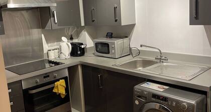 Cozy en-suite Room in a 2bedrm Aprt w FastWiFi, Free Parking