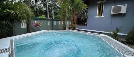Bañera de hidromasaje al aire libre