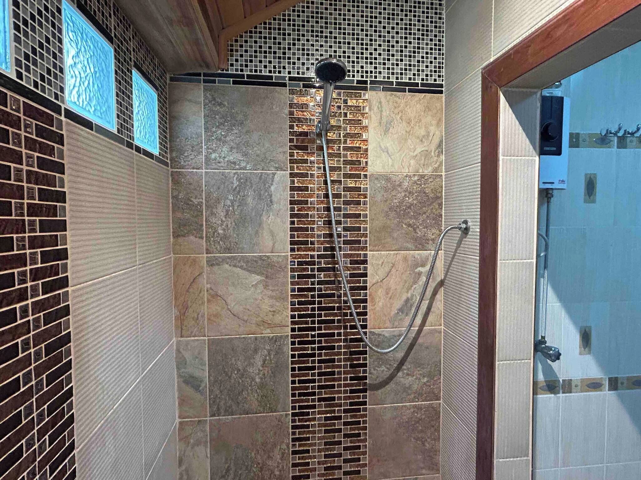 Douche, sèche-cheveux