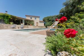 Ein Poolbereich mit einem Haus im Hintergrund.