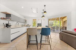 Fridge, oven, stovetop, dishwasher - Bed and Breakfast 'Nimes' with Shared Pool, Shared Terrace and Wi-Fi (Nîmes)