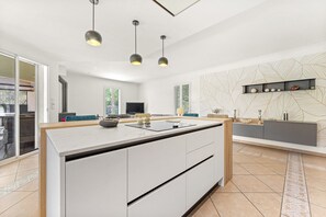 Interior - Bed and Breakfast 'Nimes' with Shared Pool, Shared Terrace and Wi-Fi (Nîmes)