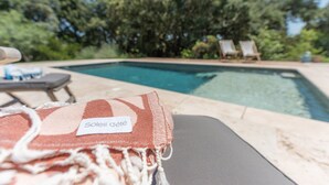 A poolside area with lounge chairs, a pool, and trees in the background. - Bed and Breakfast 'Nimes' with Shared Pool, Shared Terrace and Wi-Fi (Nîmes)