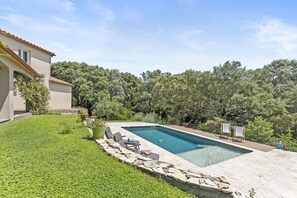 Pool - Bed and Breakfast 'Nimes' with Shared Pool, Shared Terrace and Wi-Fi (Nîmes)