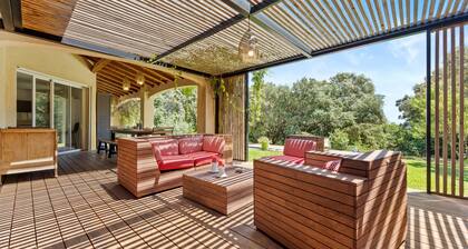 Bed and Breakfast 'Nimes' with Shared Pool, Shared Terrace and Wi-Fi