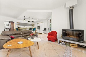 Fireplace - Bed and Breakfast 'Nimes' with Shared Pool, Shared Terrace and Wi-Fi (Nîmes)