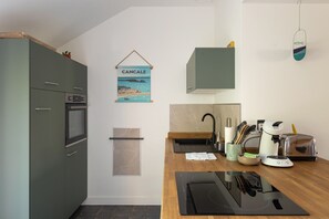 Kylskåp, mikrovågsugn, ugn och diskmaskin