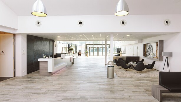 A spacious lobby with a reception desk, seating area, and large windows. - Hotel & Tagungszentrum Blaubeuren (Blaubeuren)