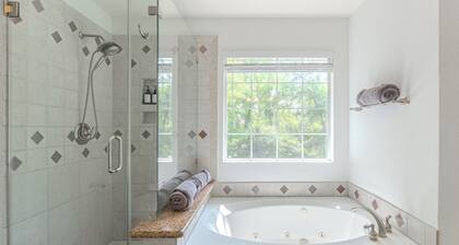 Resort-Style Pool + Spa + BBQ. Spacious 4 bdr Home @The Woodlands