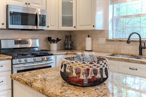 Private kitchen - Resort-Style Pool + Spa + BBQ. Spacious 4 bdr Home @The Woodlands (Spring)