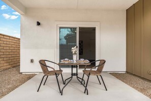 Outdoor dining - Modern 4BR | Resort Pool + Firepit + Hot Tub + Fitness Center | Summerwell (Thermal)