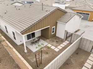 Outdoor dining - Modern 4BR | Resort Pool + Firepit + Hot Tub + Fitness Center | Summerwell (Thermal)