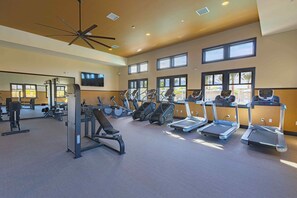 Fitness facility - Modern 4BR | Resort Pool + Firepit + Hot Tub + Fitness Center | Summerwell (Thermal)