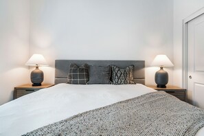Free WiFi, bed sheets - Pet-Friendly Modern Escape Near Coachella | Resort Pool + Hot Tub + Firepit (La Quinta)