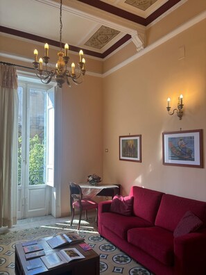 Living area - Large Art Nouveau dwelling in central Via Roma near major monuments (Palermo)