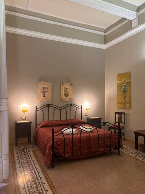 Iron/ironing board, WiFi, bed sheets - Large Art Nouveau dwelling in central Via Roma near major monuments (Palermo)