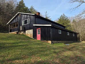 Exterior - 3-bedroom "House on the Creek" in the peaceful countryside! (Gainesboro)