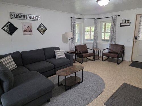 3-bedroom "House on the Creek" in the peaceful countryside!