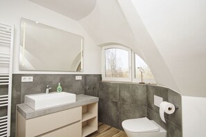 Shower, hair dryer, towels - Beach house Jolu - modern and comfortable vacation home - Strandhaus Jolu (Mönchgut)