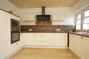 Fridge, oven, stovetop, dishwasher - Strandhaus Anni - comfortable and modern vacation home - Strandhaus Anni (Mönchgut)