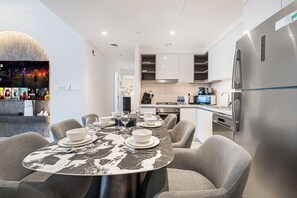 Luxury Apartment, City View | In-room dining - Luxury Stays @ Downtown Views 2 with UniDwellers Holiday Homes (Dubai)