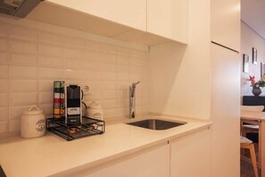 Fridge, microwave, oven, stovetop - JENNY PORTO - Beautiful apartment with a balcony, pool, and a garden view (Porto)