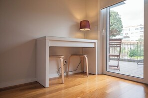 Interior - JENNY PORTO - Beautiful apartment with a balcony, pool, and a garden view (Porto)