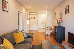 TV - JENNY PORTO - Beautiful apartment with a balcony, pool, and a garden view (Porto)
