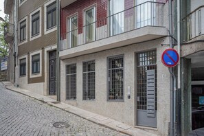 Exterior detail - JENNY PORTO - Beautiful apartment with a balcony, pool, and a garden view (Porto)