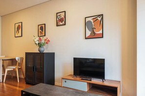 Interior - JENNY PORTO - Beautiful apartment with a balcony, pool, and a garden view (Porto)