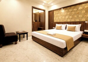 Premium bedding, desk, laptop workspace, soundproofing - Hotel Park Palace - near Sea Beach (Puri)