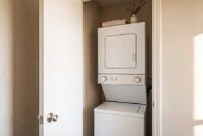 Interior - Chic King 1BR Downtown Access, Pool, Parking & Gym (Austin)