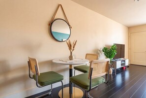 Dining - Chic King 1BR Downtown Access, Pool, Parking & Gym (Austin)