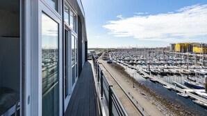Ein Balkon mit Blick auf einen Yachthafen voller Boote.