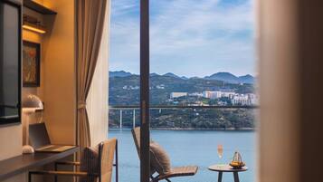 Phòng đôi có thiết kế đặc trưng, quang cảnh sông | Quang cảnh từ phòng