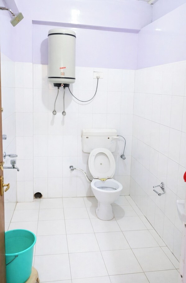Douche, douche cascade, pantoufles, bidet
