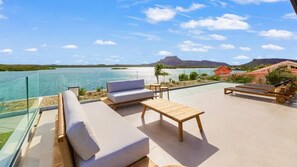 Luxe appartement, privézwembad, uitzicht op zee | Terras