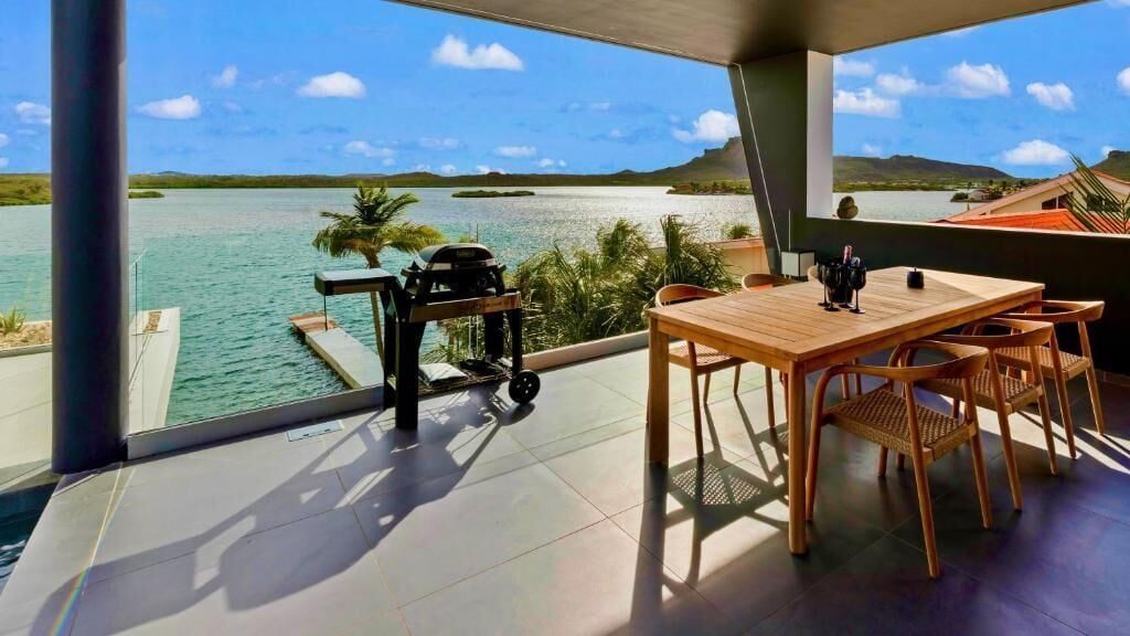 Luxury-Apartment, eigener Pool, Meerblick | Speisen im Freien