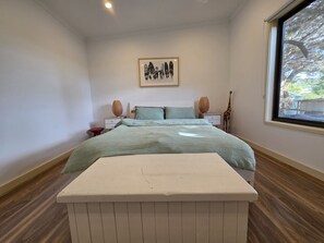 Desk, iron/ironing board, travel cot, WiFi - Where Paris meets Jupiter - Linen, Wi-Fi, Pets OK (Venus Bay)