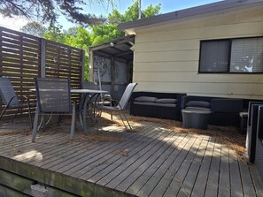 Outdoor dining - Where Paris meets Jupiter - Linen, Wi-Fi, Pets OK (Venus Bay)