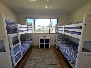 Desk, iron/ironing board, travel cot, WiFi - Where Paris meets Jupiter - Linen, Wi-Fi, Pets OK (Venus Bay)