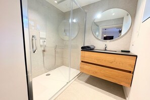 Shower, hair dryer - Luxury Villa with Garden & Zipline (La Roche-en-Ardenne)